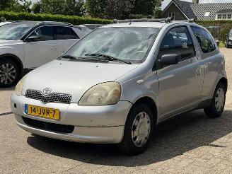krockskadad bil auto Toyota Yaris 1.3 16v VVT ( INRUIL VERKREGEN ) 2000/1