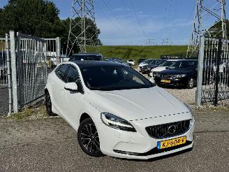 uszkodzony samochody osobowe Volvo V-40 2.0 D2 Summum Business 2016/9