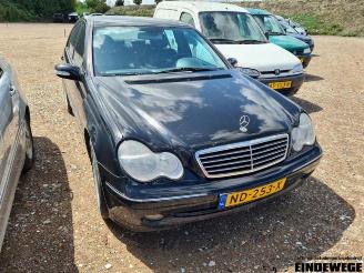Vrakbiler auto Mercedes C-klasse C (W203), Sedan, 2000 / 2007 2.7 C-270 CDI 20V 2001/9
