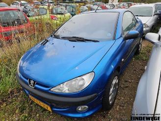 Coche siniestrado Peugeot 206 206 CC (2D), Cabrio, 2000 / 2007 1.6 16V 2003/5