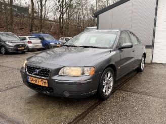 Schadeauto Volvo S-60 2.0T MOMENTUM AUTOMAAT! RIJDBAAR 2005/1