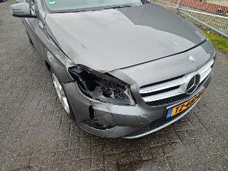 Mercedes A-klasse A180 ambition mooi frisse auto!! lichte schade picture 6