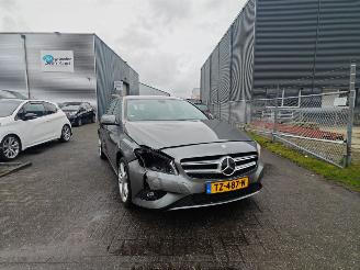 Mercedes A-klasse A180 ambition mooi frisse auto!! lichte schade picture 4