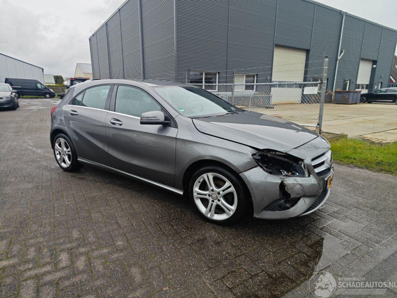 Mercedes A-klasse A180 ambition mooi frisse auto!! lichte schade