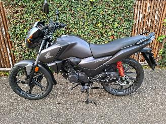 Honda CB 125 F A1 RIJBEWIJS picture 3