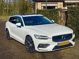 Schadeauto Volvo V-60 R-DESIGN 2.0 D MOMENTUM-LEER-PANO-AUTOMAAT-150PK-BOM VOL 2019/4