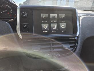 Peugeot 208  picture 9
