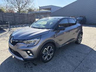 Damaged car Renault Captur 1.6i - 16V SCE 145 E-TECH 2024/4
