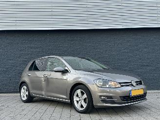 skadebil auto Volkswagen Golf 1.0 TSI HighLine 2017/1