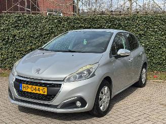 krockskadad bil auto Peugeot 208 1.2 Facelift Urban Soul 2015/12