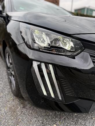 Peugeot 208 Allure picture 20