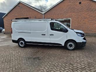 skadebil bedrijf Renault Trafic 2.0 dci 96kw lang   uitvoering navi 2024/6
