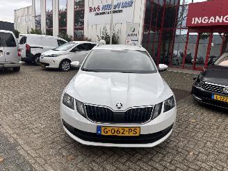 Voiture accidenté Skoda Octavia 1.6 TDI GREENTECH CL 2019/11