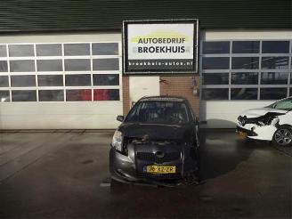 Coche siniestrado Toyota Yaris Yaris II (P9), Hatchback, 2005 / 2014 1.3 16V VVT-i 2008/1