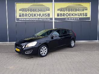 Damaged car Volvo V-60 1.6 D2 Momentum 2014/1