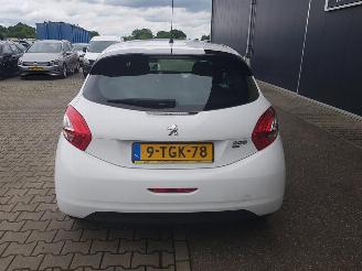 Peugeot 208 1.2 e-VTi Active AUTOMATIC picture 5