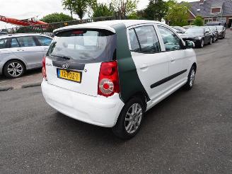 Salvage car Kia Picanto 1.0 12v 2011/2