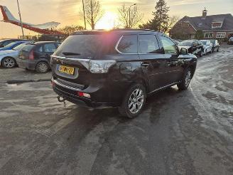 damaged passenger cars Mitsubishi Outlander 2.0 16v PHEV 4x4 2014/3