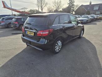 krockskadad bil auto Mercedes B-klasse 180 2015/6