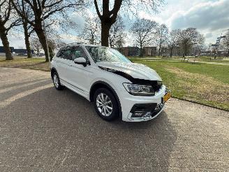 krockskadad bil auto Volkswagen Tiguan 92 kW (125 PK)  1395 cc. 2017/8