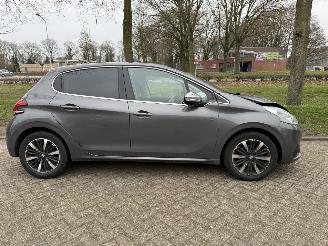 Peugeot 208  picture 6
