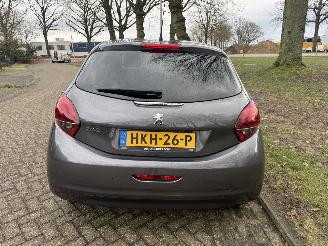 Peugeot 208  picture 4