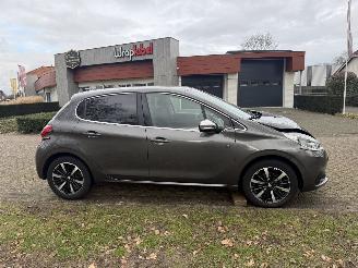 Peugeot 208  picture 6