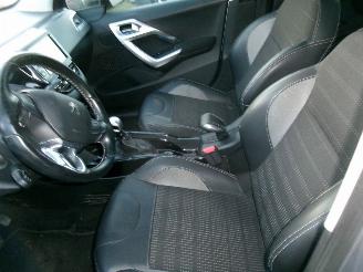 Peugeot 2008 1.2 Allure picture 16