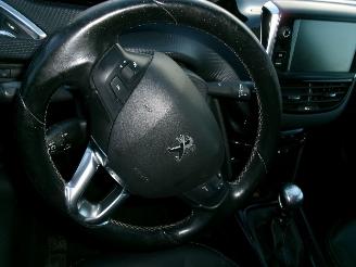 Peugeot 2008 1.2 Allure picture 23