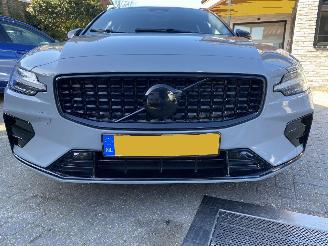uszkodzony samochody osobowe Volvo V-60 2.0 B4 Plus Bright Mild Hybrid VASTE PRIJS 2023/11