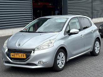 krockskadad bil auto Peugeot 208 1.2 Vti 12V PureTech 82 Hatchback  Benzine 1.199cc 60kW (82pk) FWD 2013/1