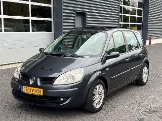 Voiture accidenté Renault Scenic 2.0 200 16V Coupe 2Dr Benzine 1.998cc 100kW (136pk) RWD 2007/10
