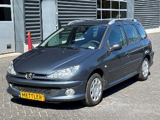 uszkodzony samochody osobowe Peugeot 206 1.4 Combi/o  Benzine 1.360cc 55kW (75pk) FWD 2006/1