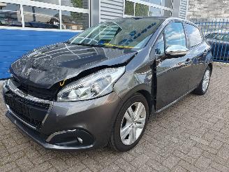 Schadeauto Peugeot 208 1.2 PureTech Signature 2019/7