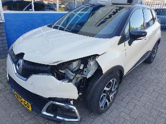 Damaged car Renault Captur Automaat 1.2 TCe Dynamique 2015/4