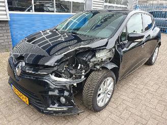 Damaged car Renault Clio 0.9 TCe Limited 2019/2