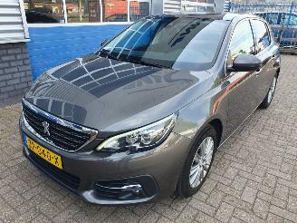 skadebil auto Peugeot 308 1.2 PureTech Blue Lease Premium 2019/7