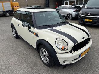 krockskadad bil auto Mini One 1.6 Minimalist Pano NAP 2010/6