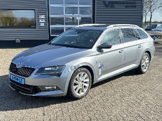 Schadeauto Skoda Superb Combi 2.0 TDI Style Business 2019/10