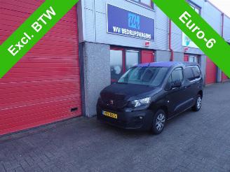 krockskadad bil bedrijf Peugeot Partner 1.5 BlueHDI Premium navi airco schuifdeur motor rookt !!!!!!!!!!! 2020/4