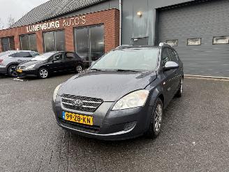 krockskadad bil auto Kia Cee d 1.6 X-tra (Stationwagen 5-dr.) 2007/12