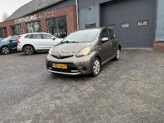 damaged passenger cars Toyota Aygo 1.0 VVT-i  AUTOMAAT Aspiration (Hatchback 5-dr.) 2012/4