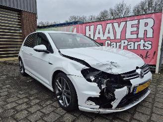 uszkodzony samochody osobowe Volkswagen Golf 1.4 TSI Business edition R connected 2015/11