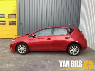 rozbiórka samochody osobowe Toyota Auris  2015