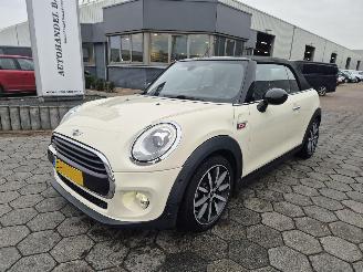 Schadeauto Mini Cooper 1.5 Cabrio AUTOM 100KW Cooper Chili 2016/6