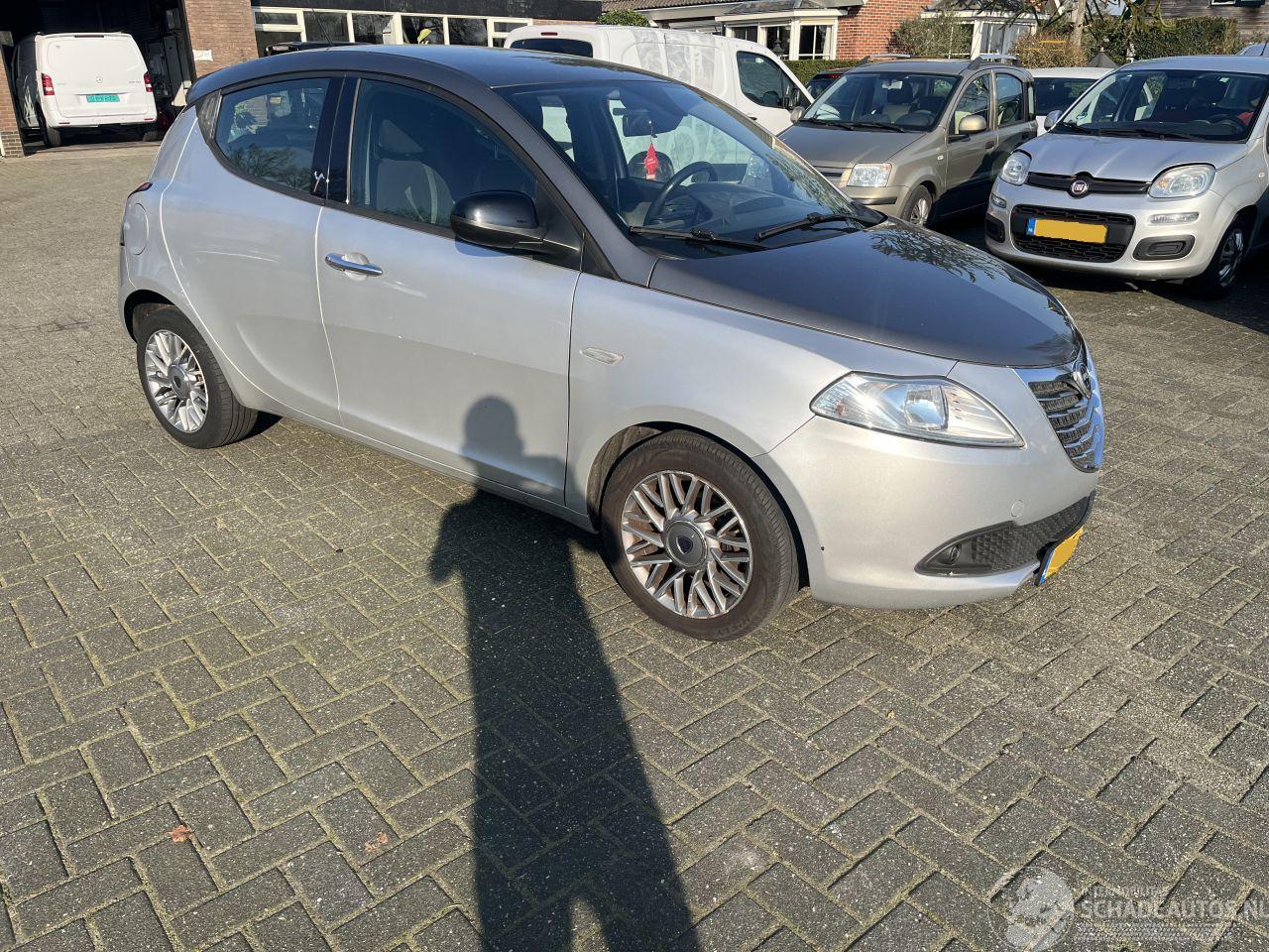 Lancia Ypsilon 0.9 twin air silver line.
