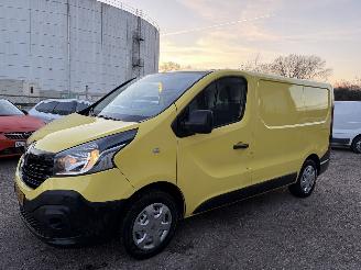 krockskadad bil bedrijf Renault Trafic 1.6 dCi L1H1 Comfort Energy AIRCO 2015/9