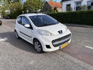 Salvage car Peugeot 107 1.0-12V 2010/1