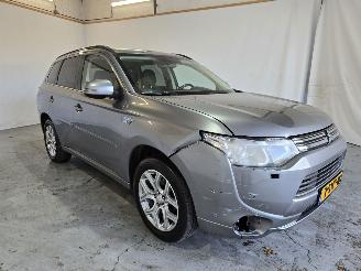 Schadeauto Mitsubishi Outlander 2.0 PHEV Intense + 2013/11