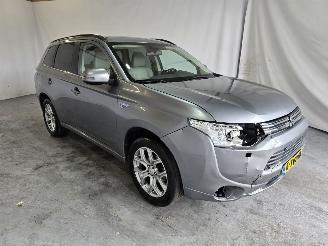 krockskadad bil auto Mitsubishi Outlander 2.0 PHEV Instyle 2014/5